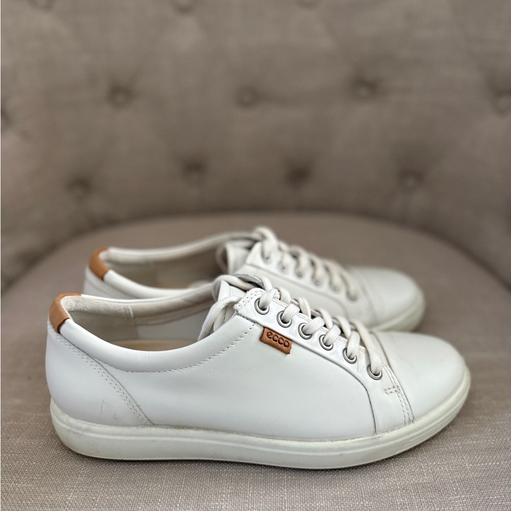 Ecco women’s soft 7 tie White and Tan Leather Sneakers. EU 38